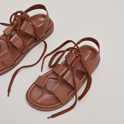 Sandales à multiples brides et lacets en cuir cognac | WELLINGTON | Jonak