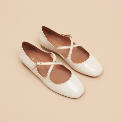 Ballerines &agrave; brides entrecrois&eacute;es en vernis et cuir &eacute;crus | DUCKY | Jonak