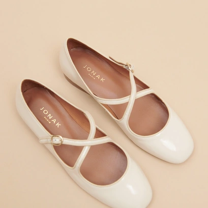Ballerines &agrave; brides entrecrois&eacute;es en vernis et cuir &eacute;crus | DUCKY | Jonak