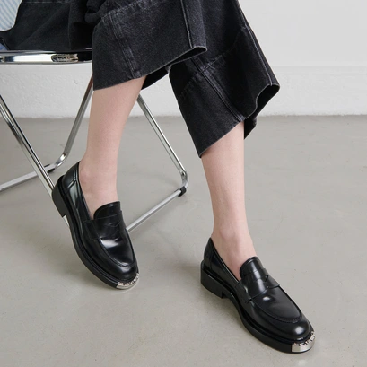 Mocassins &agrave; pi&egrave;ces m&eacute;talliques en cuir glac&eacute; noir | DJAMBA