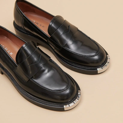 Mocassins &agrave; pi&egrave;ces m&eacute;talliques en cuir glac&eacute; noir | DJAMBA
