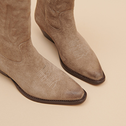 Bottes à talons biseautés et motifs en croute taupe | DONATELLA
