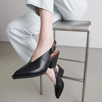 Escarpins &agrave; talons biseaut&eacute;s en cuir noir | DORY