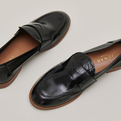 Mocassins à bouts ronds en cuir brillant noir | THELMA | Jonak