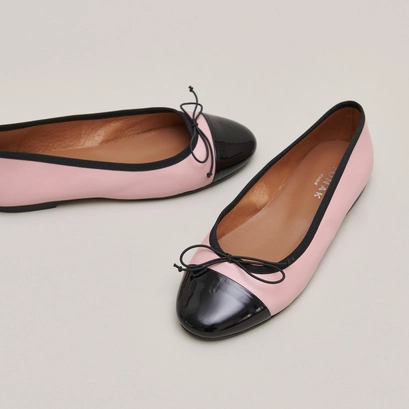 Ballerines &agrave; bouts ronds et noeuds en cuir rose et vernis noir | DAXI