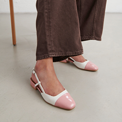 Ballerines ouvertes en cuir &eacute;cru et vernis pliss&eacute; rose | DHAPOU