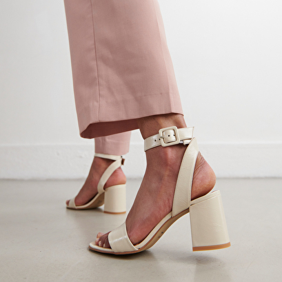 Sandales à talons et brides en cuir brillant écru | DIRLA | Jonak