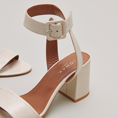 Sandales à talons et brides en cuir brillant écru | DIRLA | Jonak