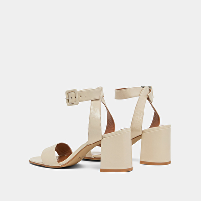 Sandales à talons et brides en cuir brillant écru | DIRLA | Jonak