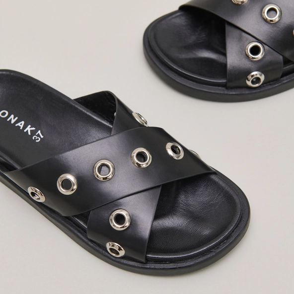 Mules à bouts ouverts et détails argenté... en cuir noir | WYOMING | Jonak