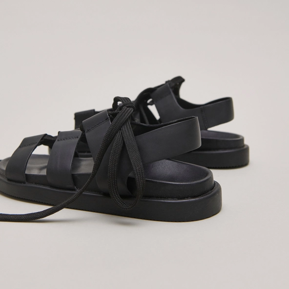 Sandales à multiples brides et lacets en cuir noir | WELLINGTON | Jonak