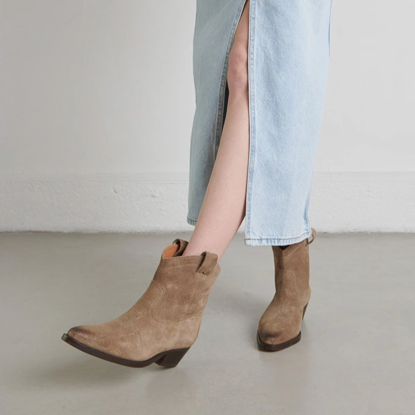 Boots &agrave; talons biseaut&eacute;s en croute taupe | DONATE | Jonak