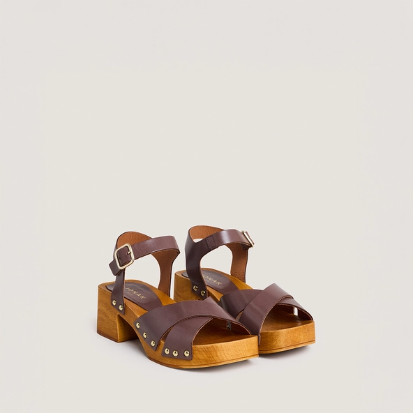 Sandales à clous et à brides croisées en cuir marron | MAE | Jonak