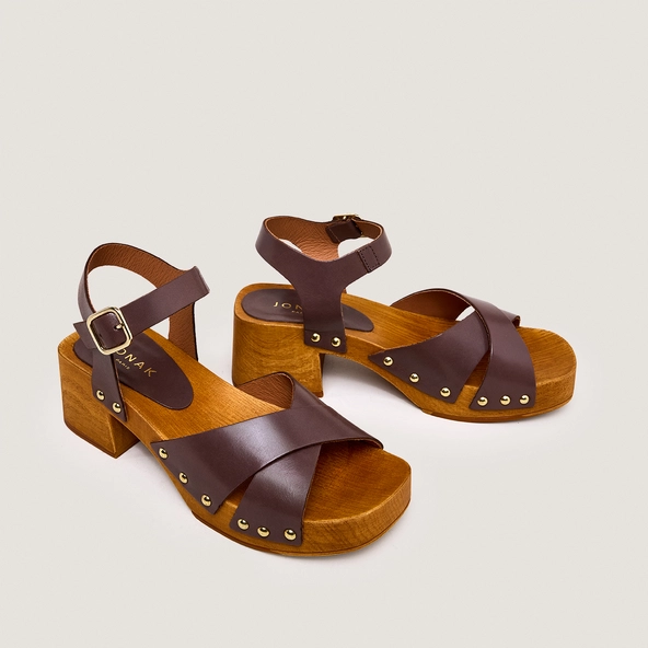Sandales à clous et à brides croisées en cuir marron | MAE | Jonak