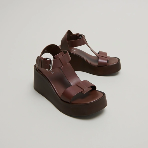 Sandales compens&eacute;es &agrave; boucles ajustables en cuir marron fonc&eacute; | ESTELLE | Jonak