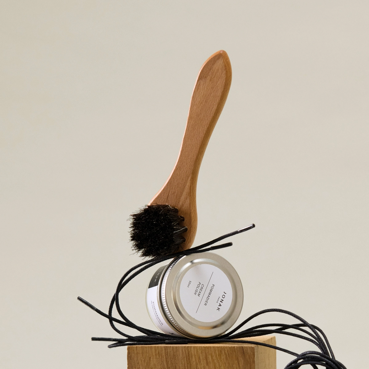 Brosse à palot applique et étale le cirage | brosse à palot | Jonak
