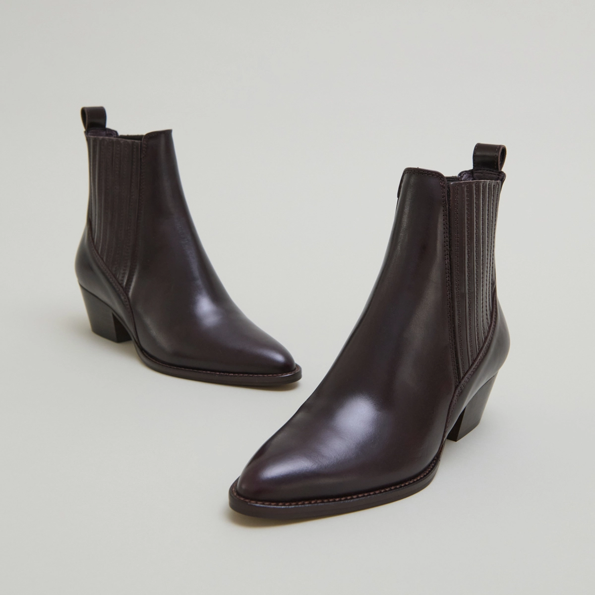 Boots &agrave; petits talons biseaut&eacute;s et &eacute;lastiques en cuir marron fonc&eacute; | BAILEY | Jonak