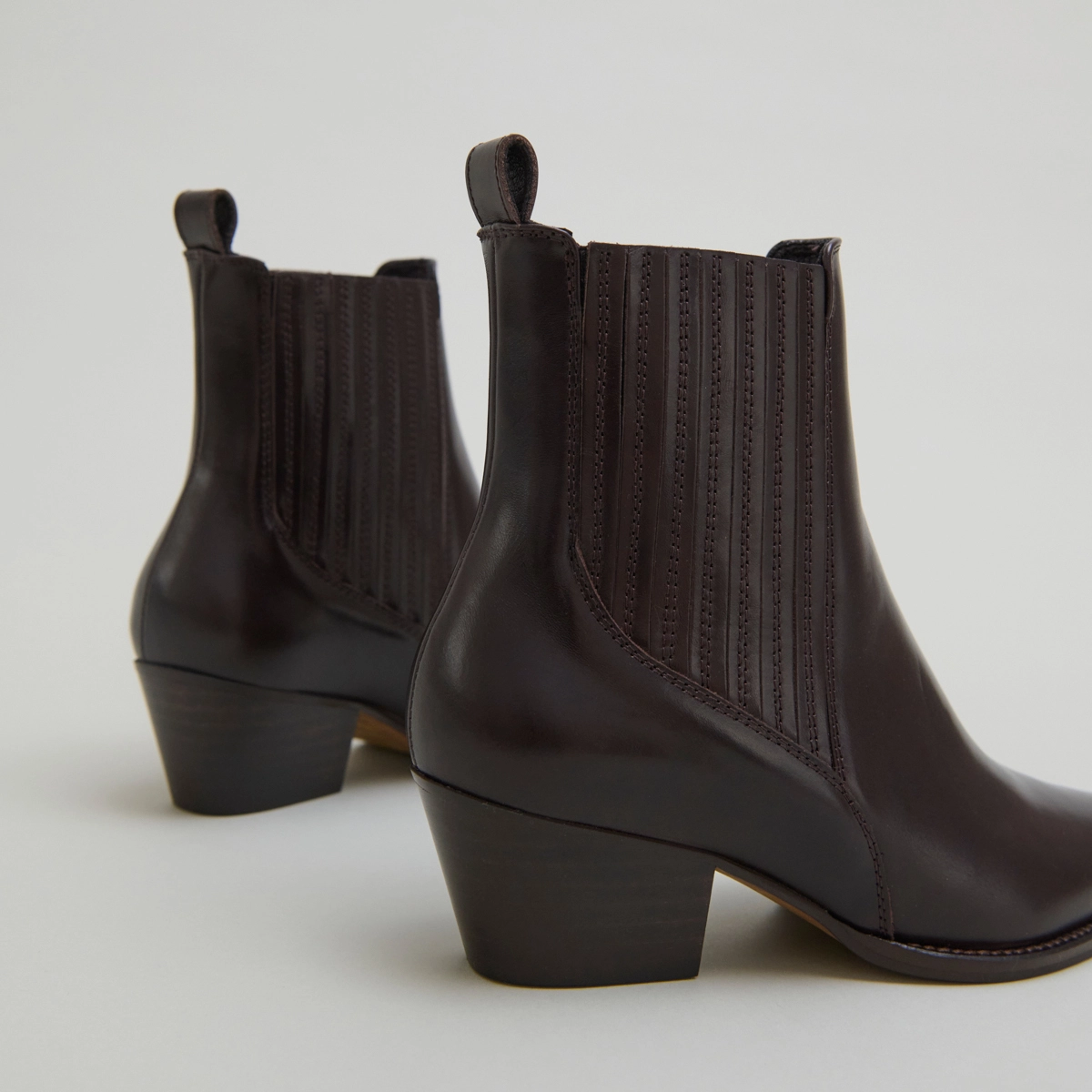 Boots &agrave; petits talons biseaut&eacute;s et &eacute;lastiques en cuir marron fonc&eacute; | BAILEY | Jonak