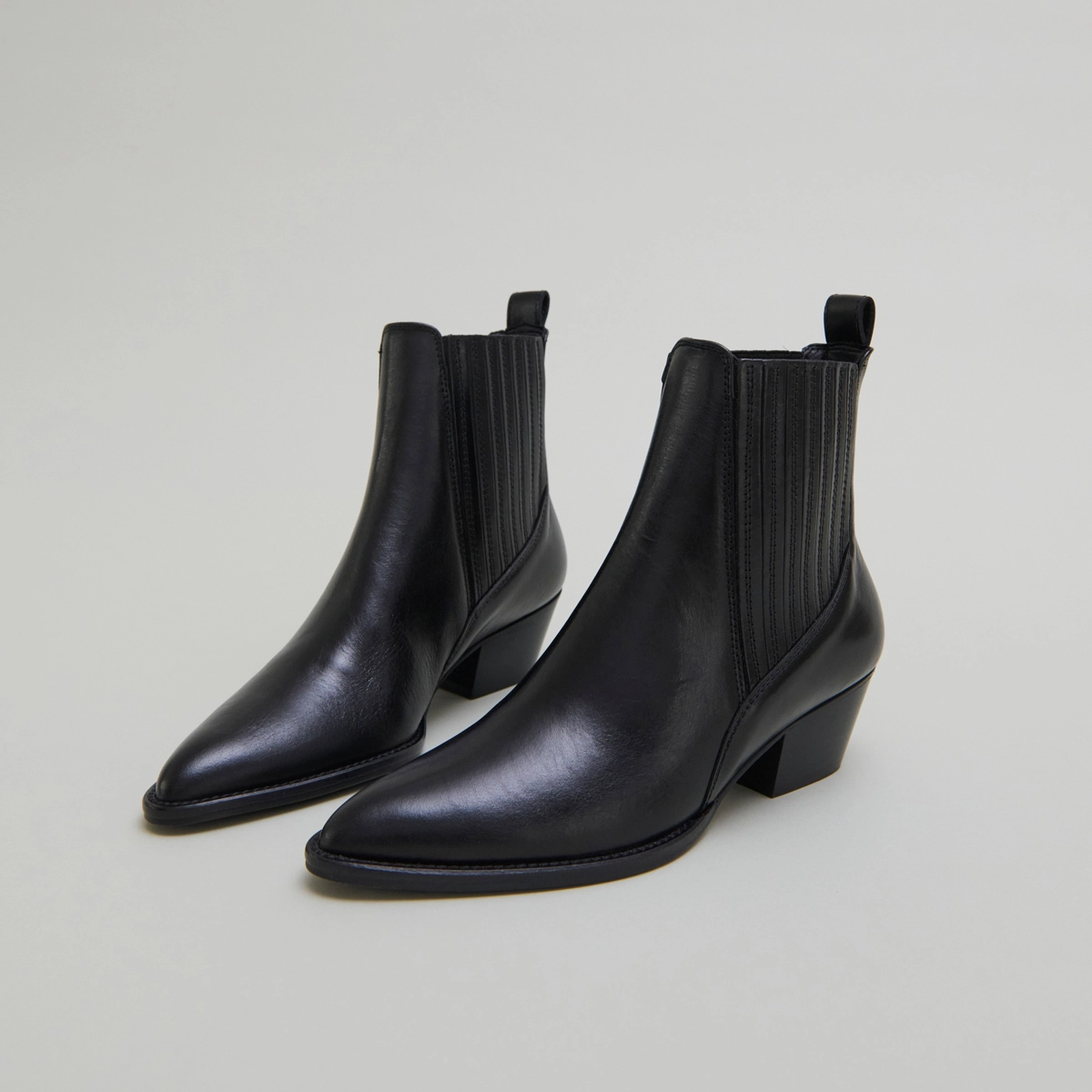 Boots &agrave; petits talons biseaut&eacute;s et &eacute;last... en cuir noir | BAILEY | Jonak