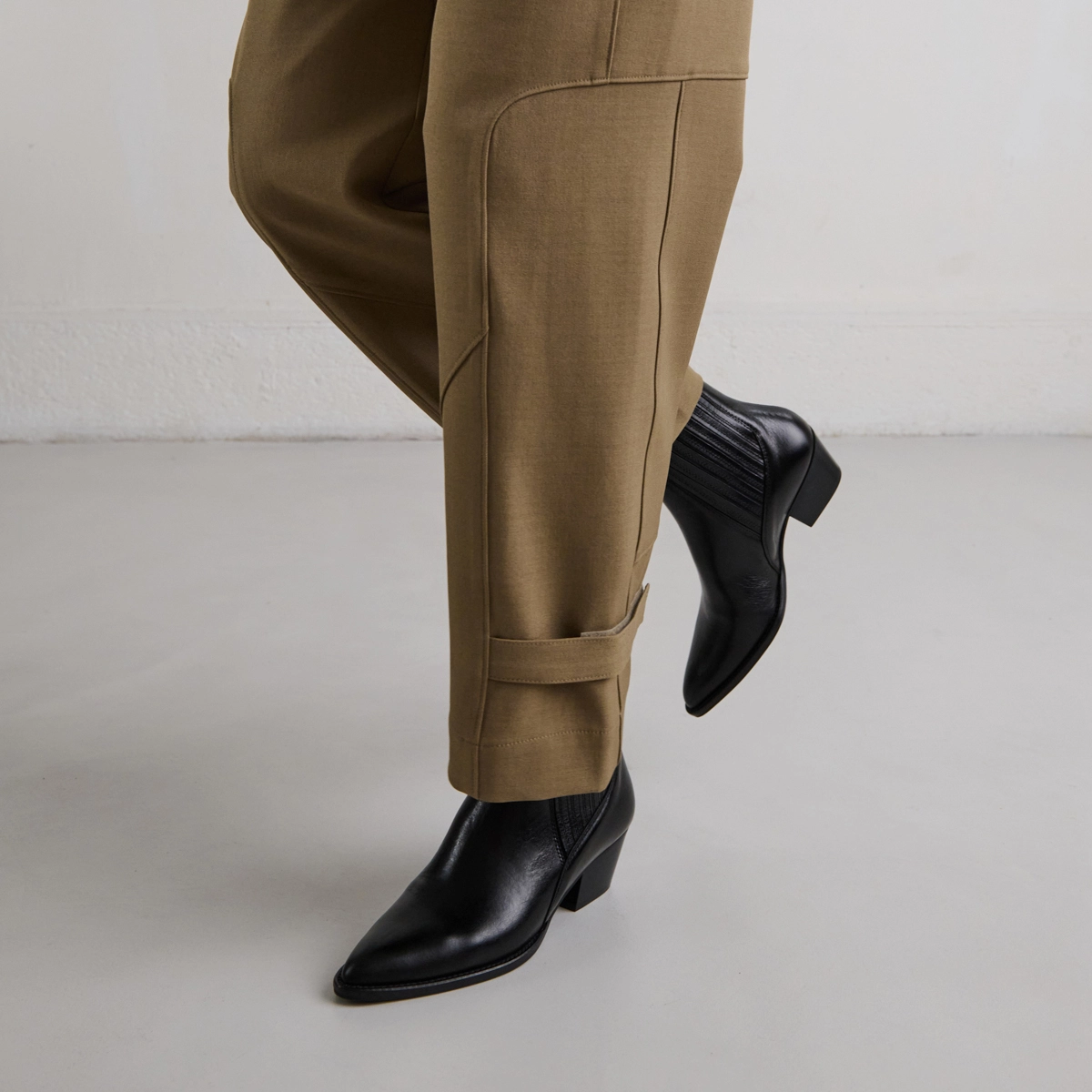 Boots &agrave; petits talons biseaut&eacute;s et &eacute;last... en cuir noir | BAILEY | Jonak