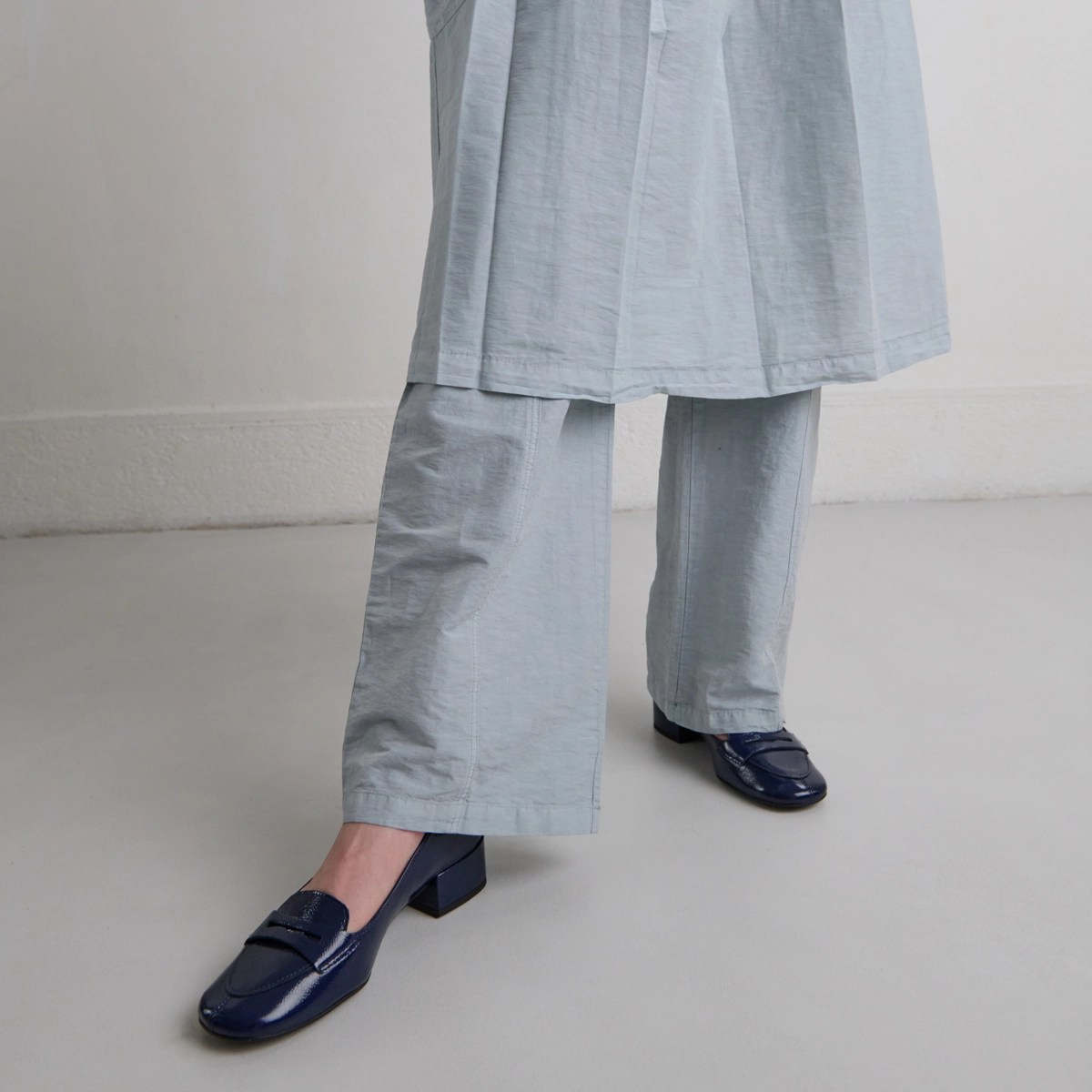 Mocassins à petits talons en vernis plissé bleu | BERNIE | Jonak