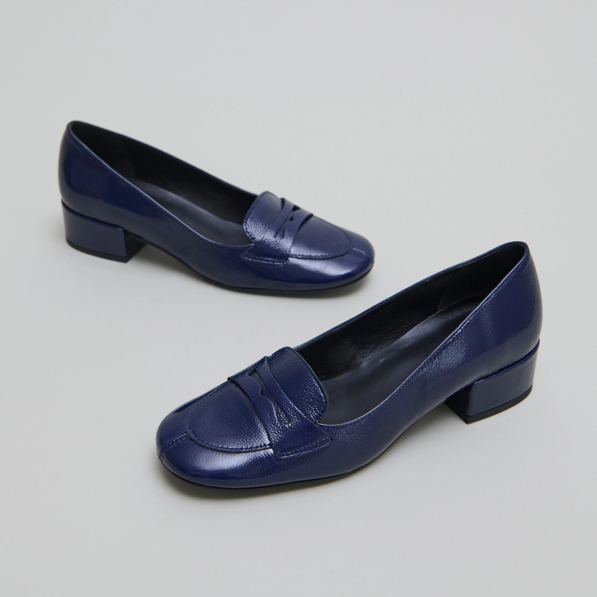 Mocassins à petits talons en vernis plissé bleu | BERNIE | Jonak