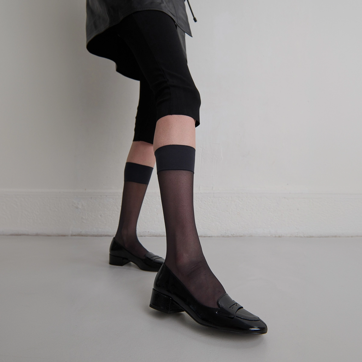 Mocassins &agrave; petits talons en vernis pliss&eacute; noir | BERNIE | Jonak