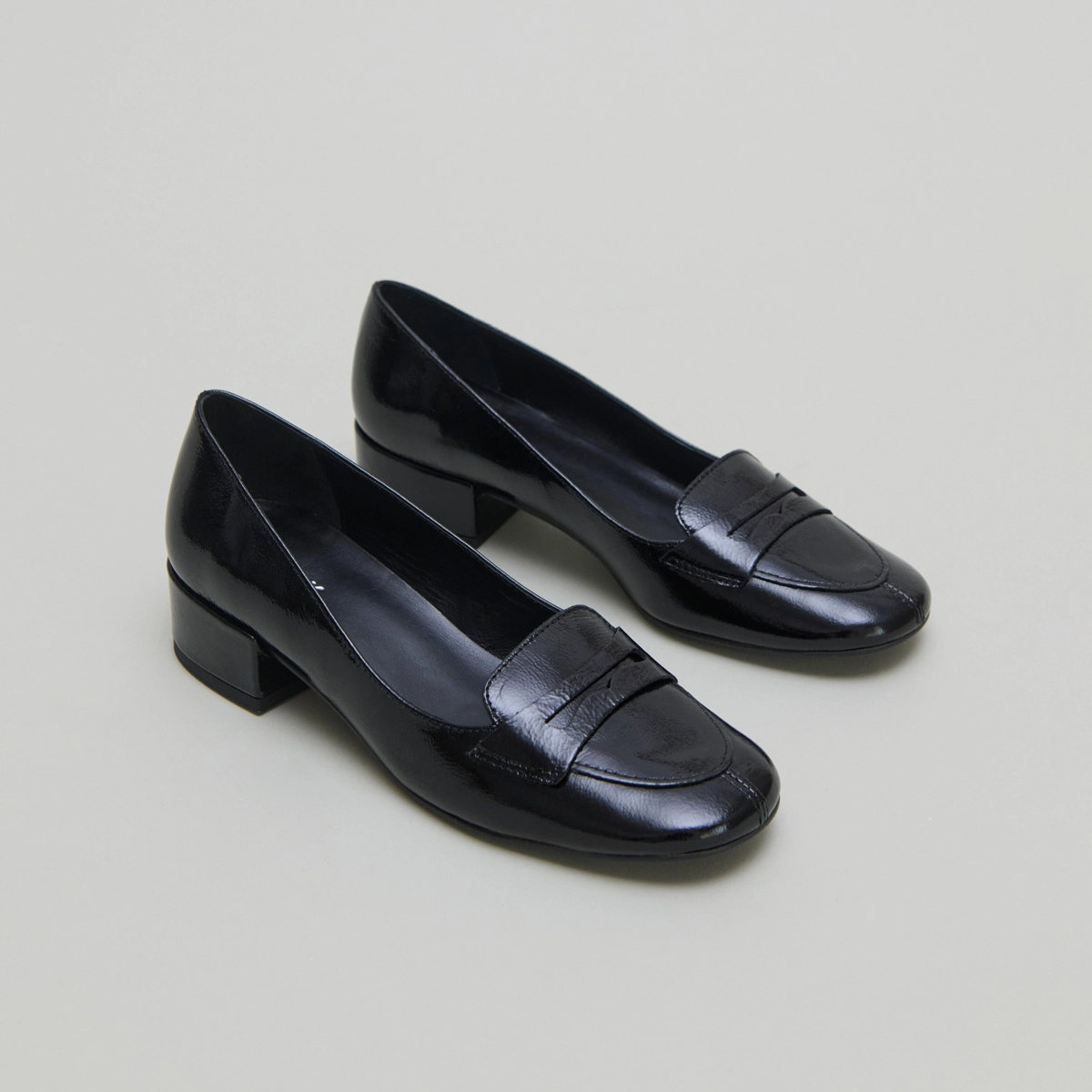 Mocassins &agrave; petits talons en vernis pliss&eacute; noir | BERNIE | Jonak