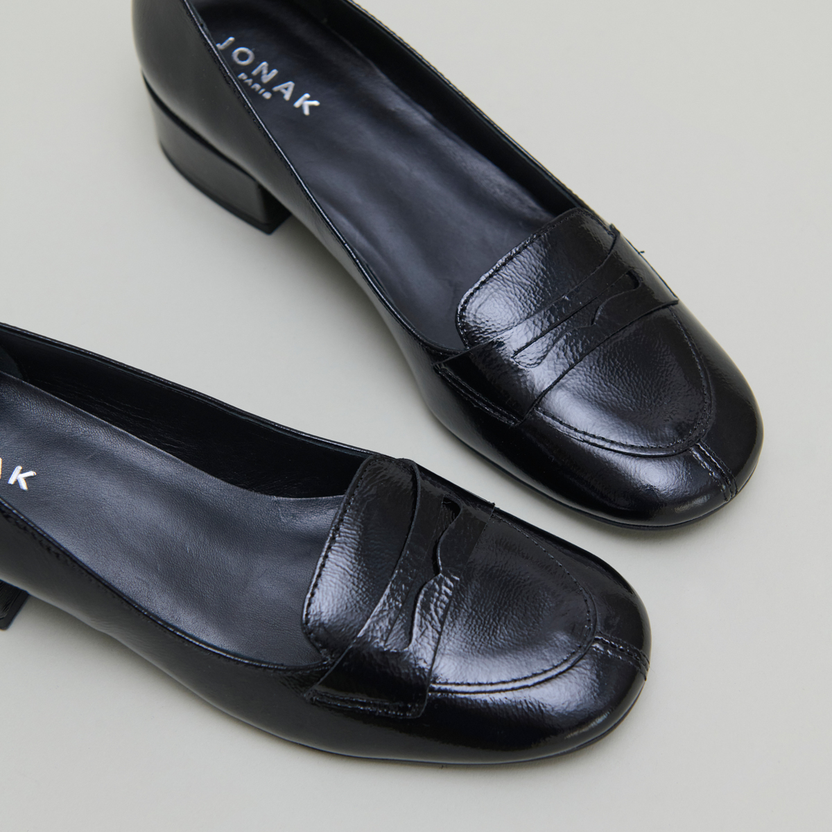 Mocassins &agrave; petits talons en vernis pliss&eacute; noir | BERNIE | Jonak
