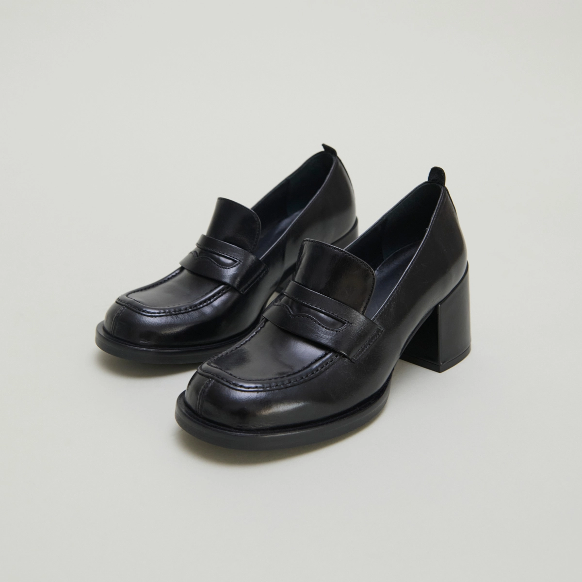 Mocassins college à talons en cuir noir | BICHE | Jonak