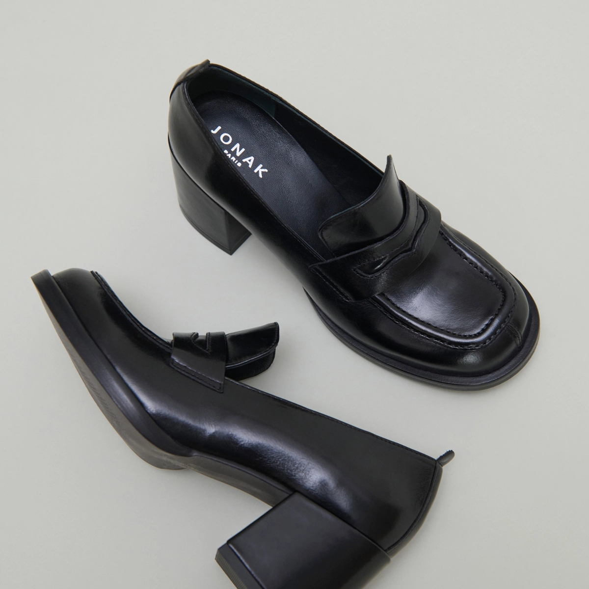 Mocassins college à talons en cuir noir | BICHE | Jonak