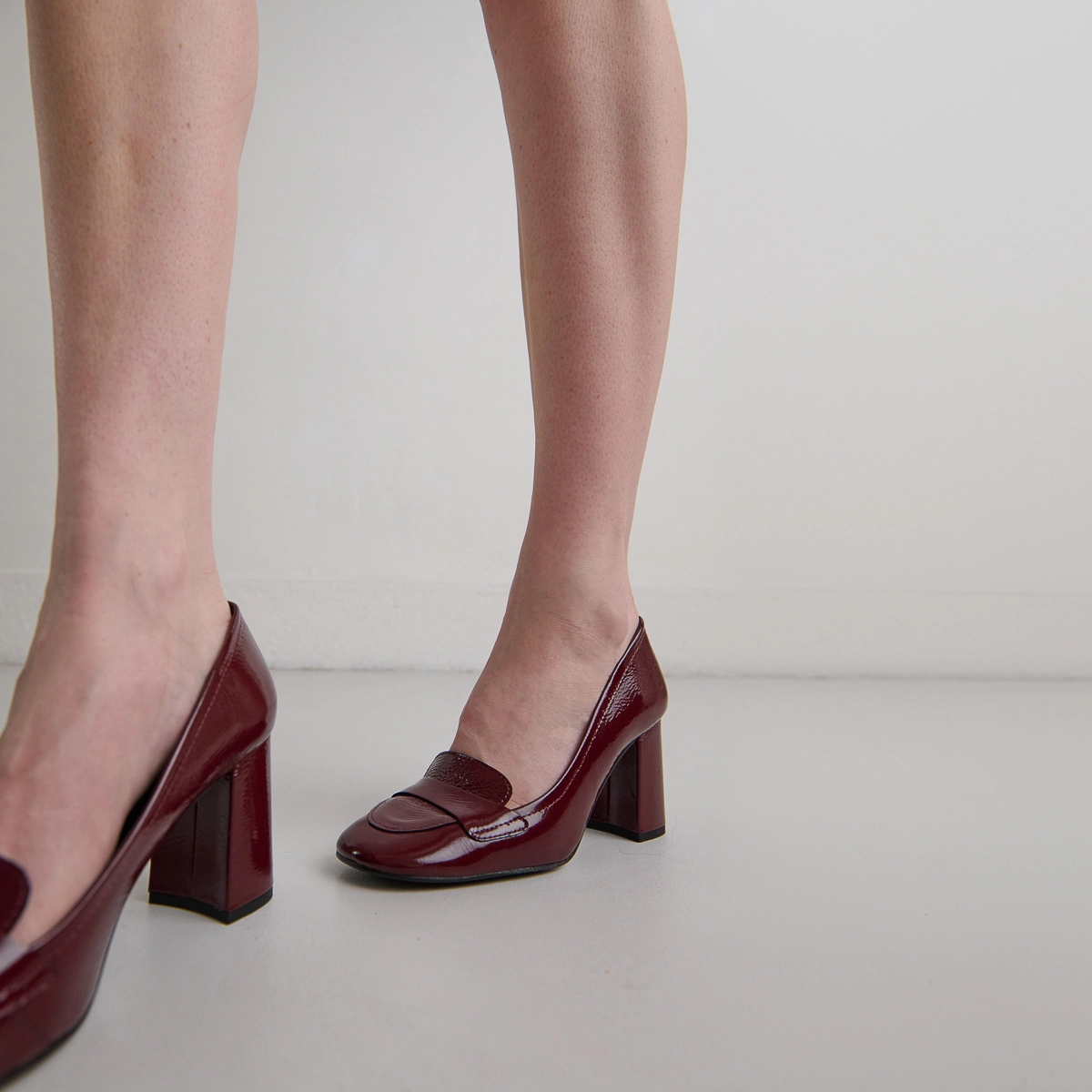 Mocassins &agrave; talons et bouts carr&eacute;s en vernis pliss&eacute; bordeaux | BISE | Jonak