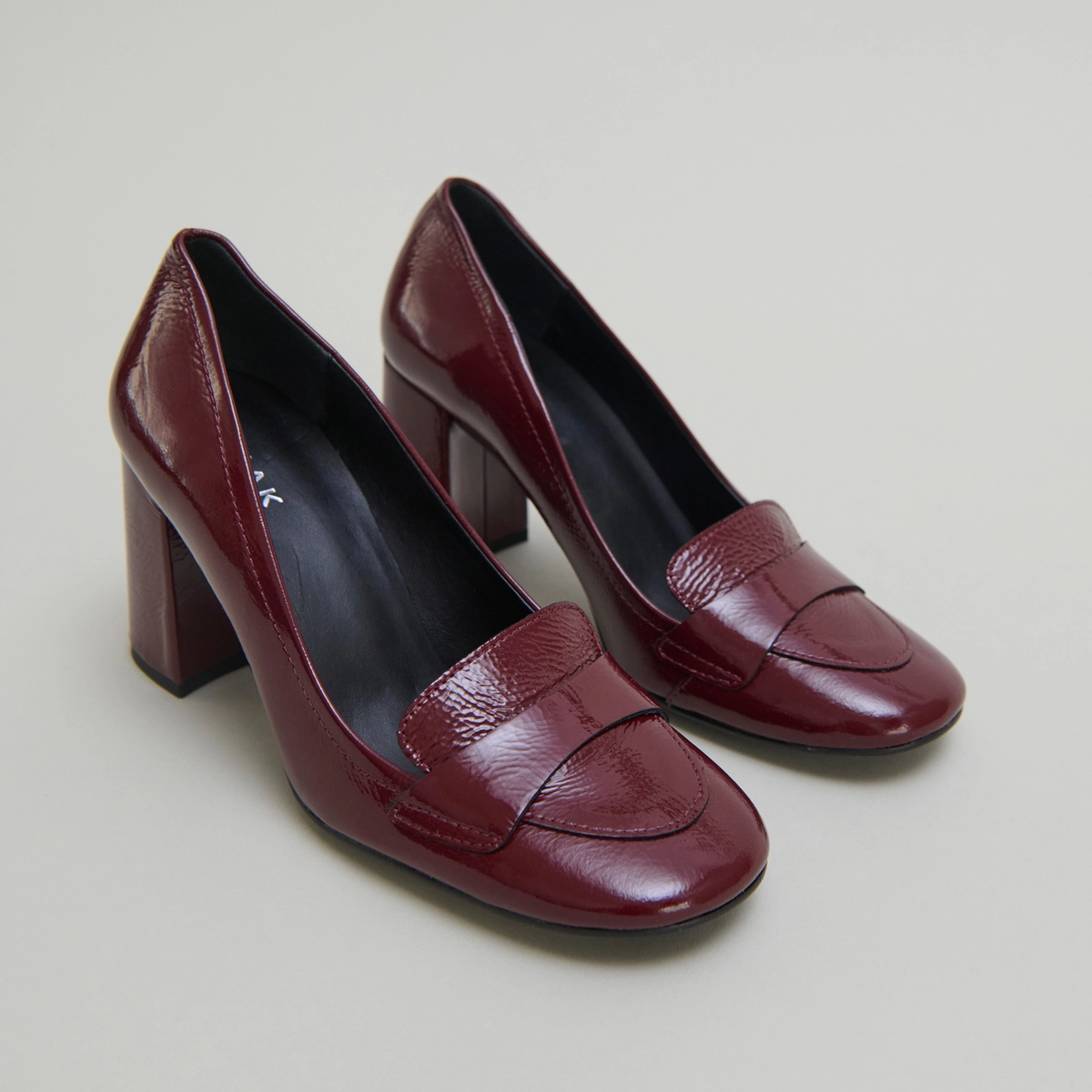 Mocassins &agrave; talons et bouts carr&eacute;s en vernis pliss&eacute; bordeaux | BISE | Jonak