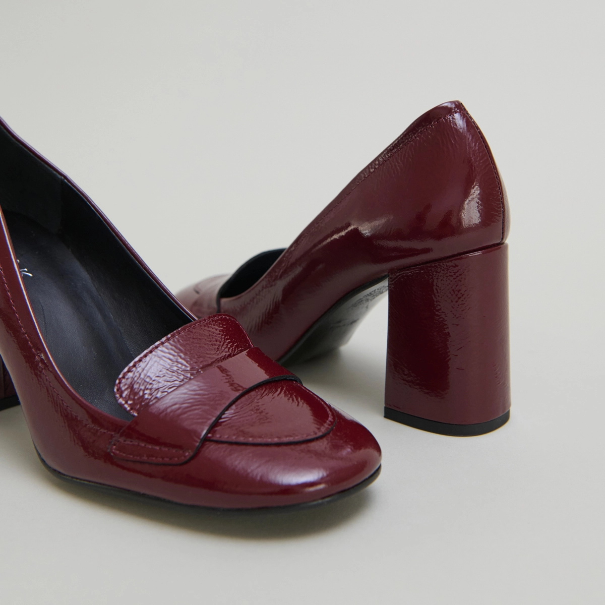 Mocassins &agrave; talons et bouts carr&eacute;s en vernis pliss&eacute; bordeaux | BISE | Jonak