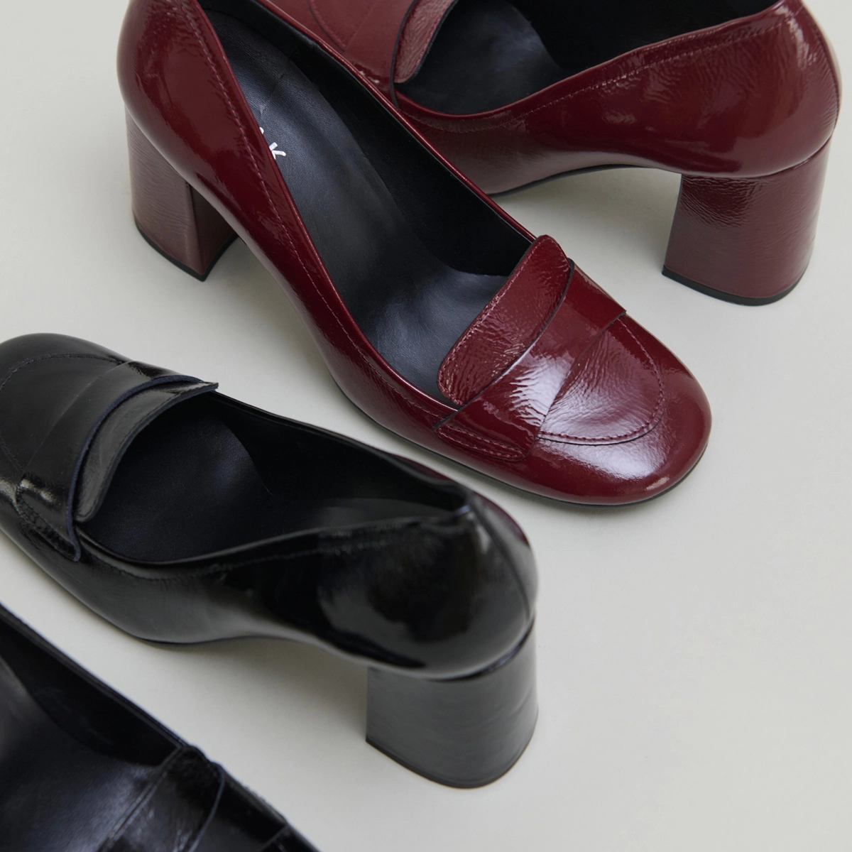 Mocassins &agrave; talons et bouts carr&eacute;s en vernis pliss&eacute; bordeaux | BISE | Jonak