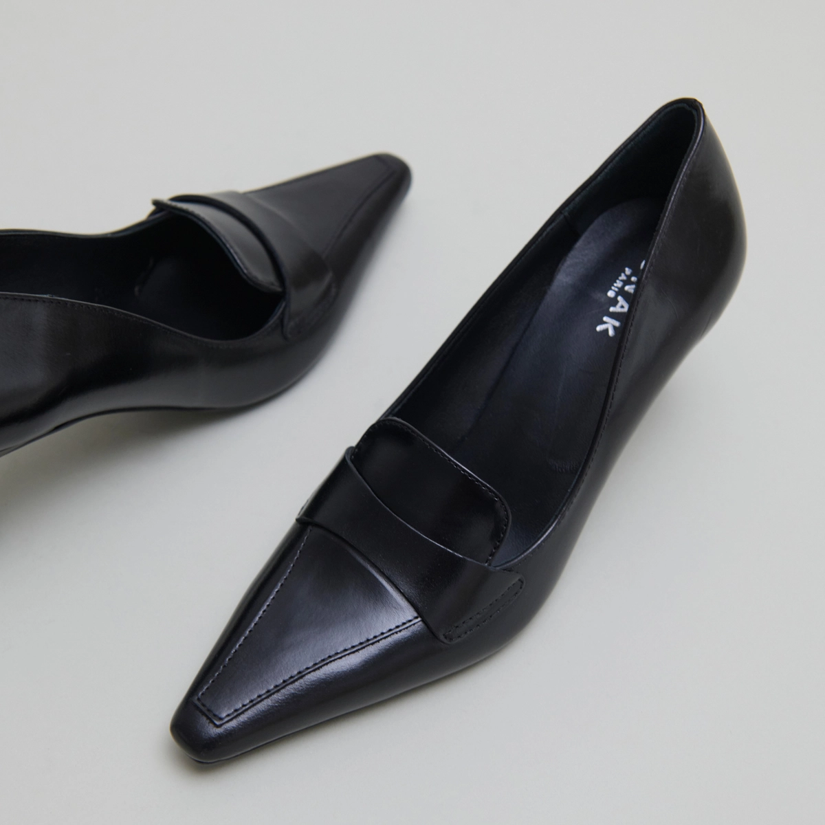 Escarpins à pattes en cuir noir | BLONDIE | Jonak