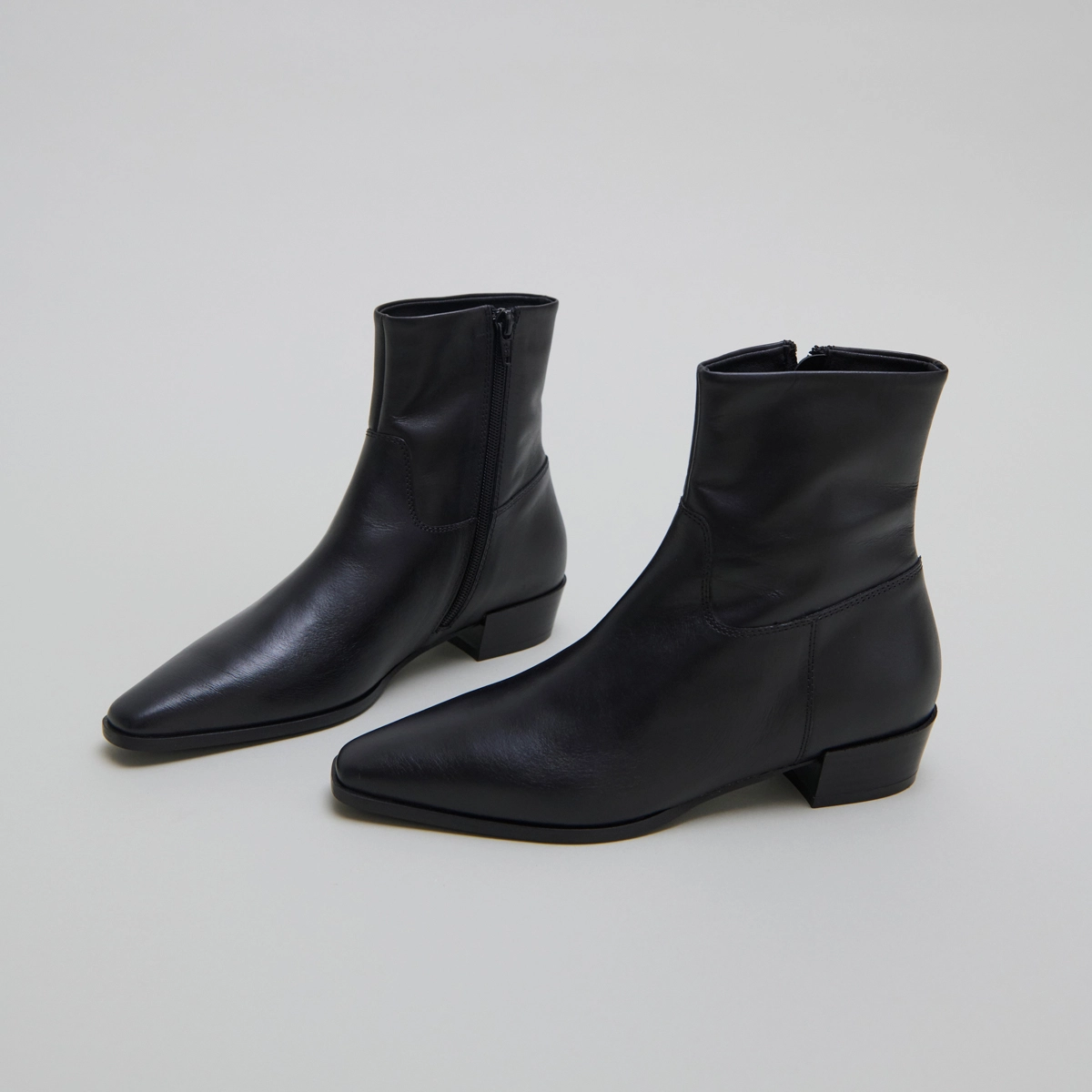 Boots à bouts pointus en cuir noir | PACHA | Jonak