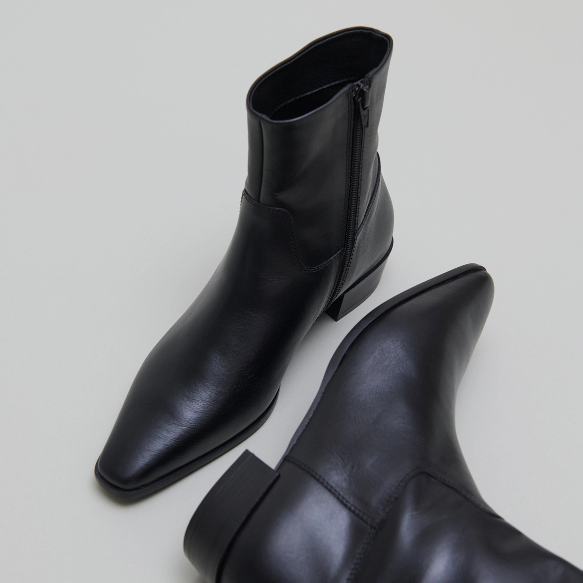 Boots à bouts pointus en cuir noir | PACHA | Jonak
