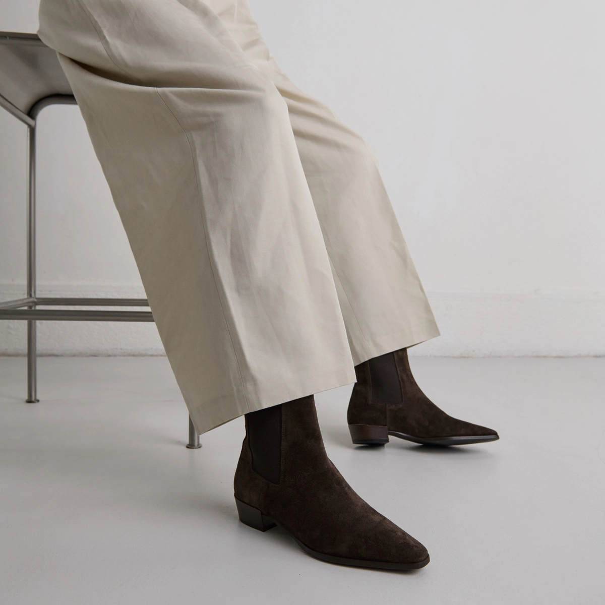 Boots à légers talons biseautés et bouts pointus en croute marron foncé | PAPAYE | Jonak