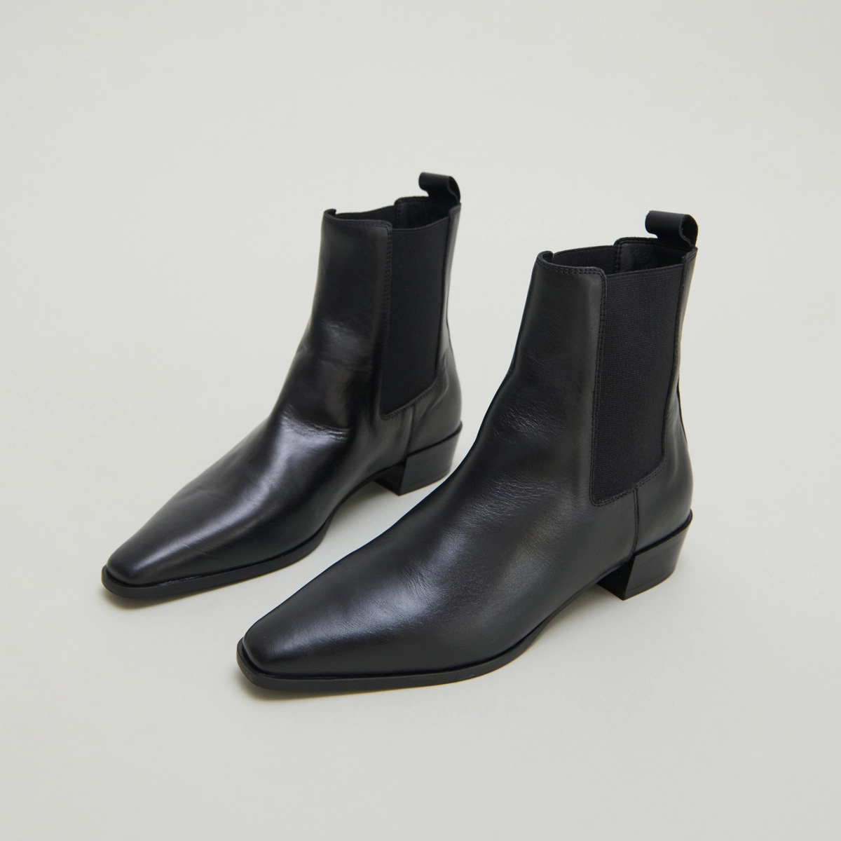 Boots à légers talons biseautés et bouts... en cuir noir | PAPAYE | Jonak