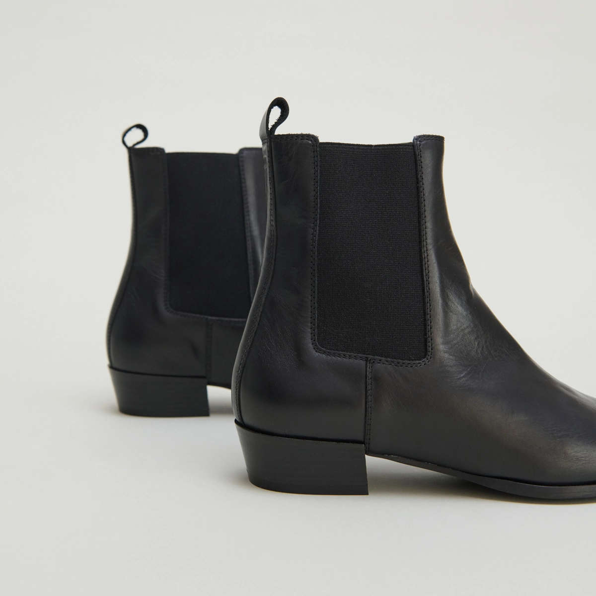 Boots à légers talons biseautés et bouts... en cuir noir | PAPAYE | Jonak