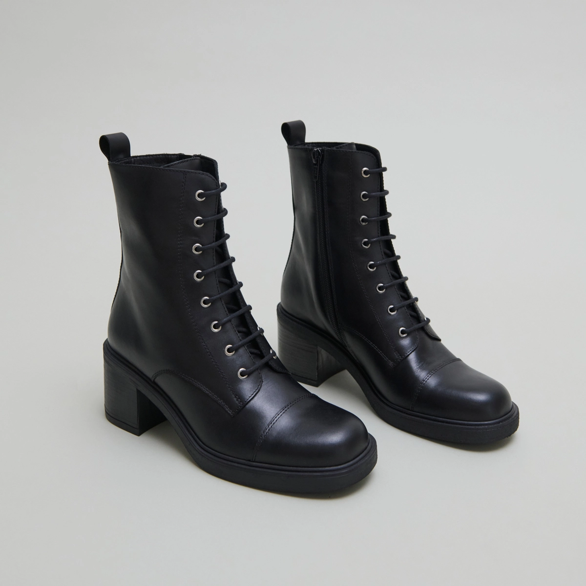 Bottines à lacets et élastiques arrières... en cuir noir | PANAME | Jonak