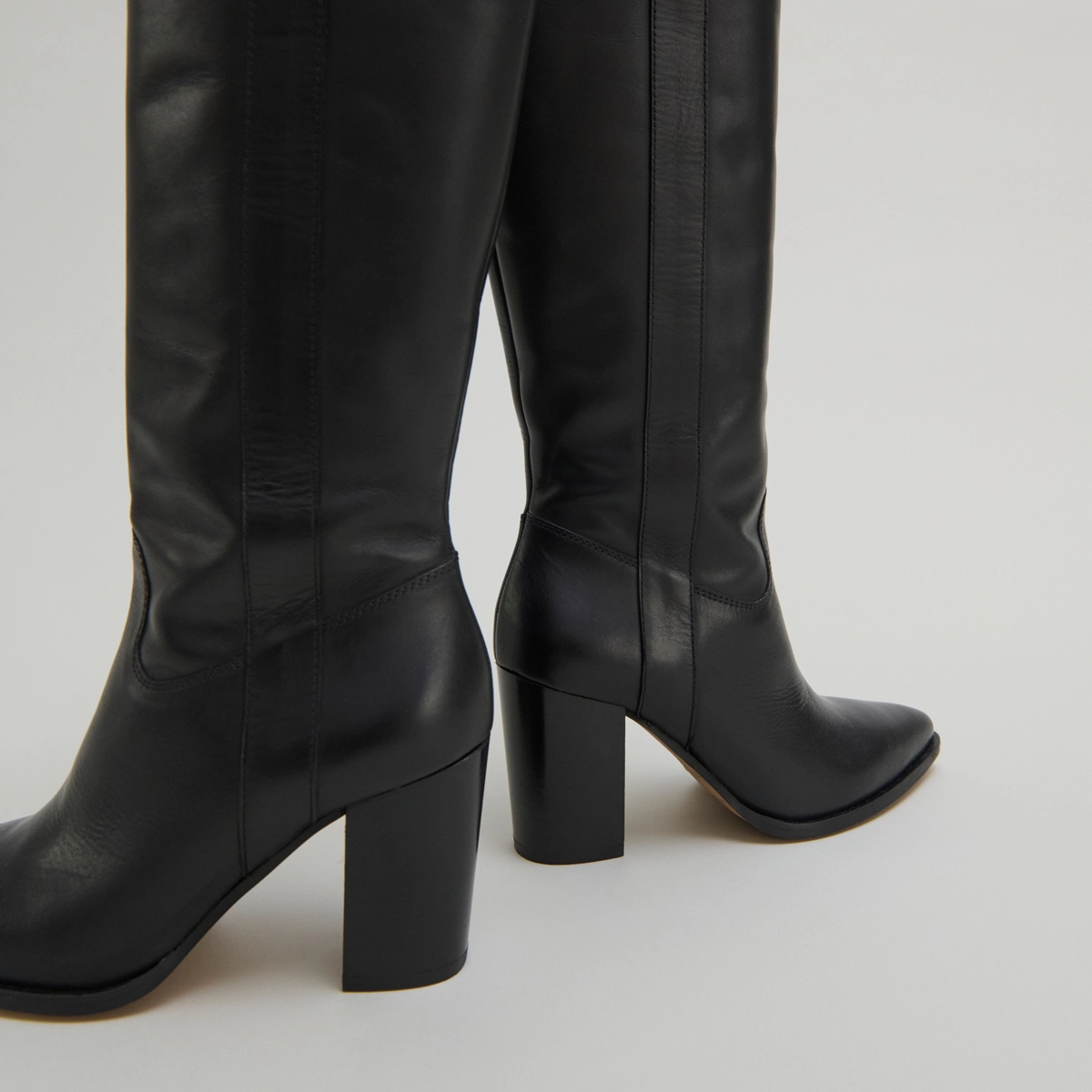 Bottes &agrave; hauts talons et bouts pointus en cuir noir | PECHE | Jonak