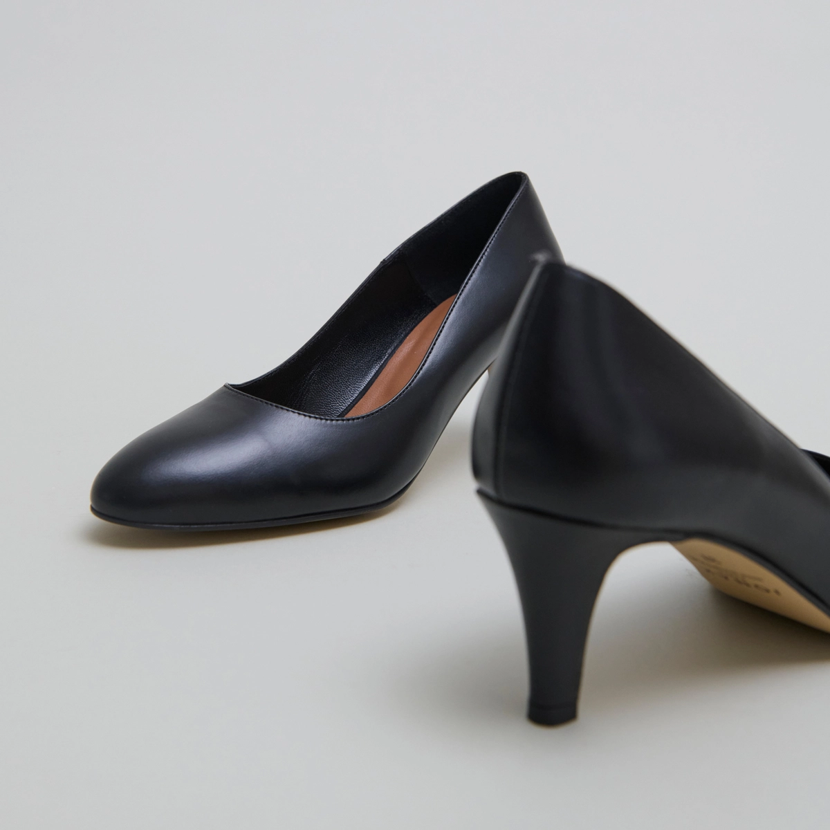 Escarpins à bouts arrondis en cuir noir | VELIA | Jonak