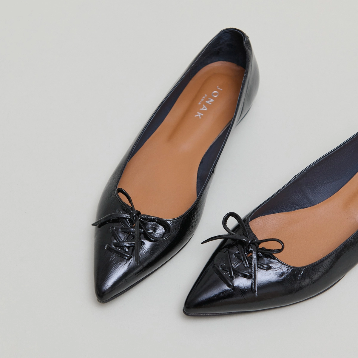 Ballerines lacées à bouts pointus en cuir brillant noir | DAMY | Jonak