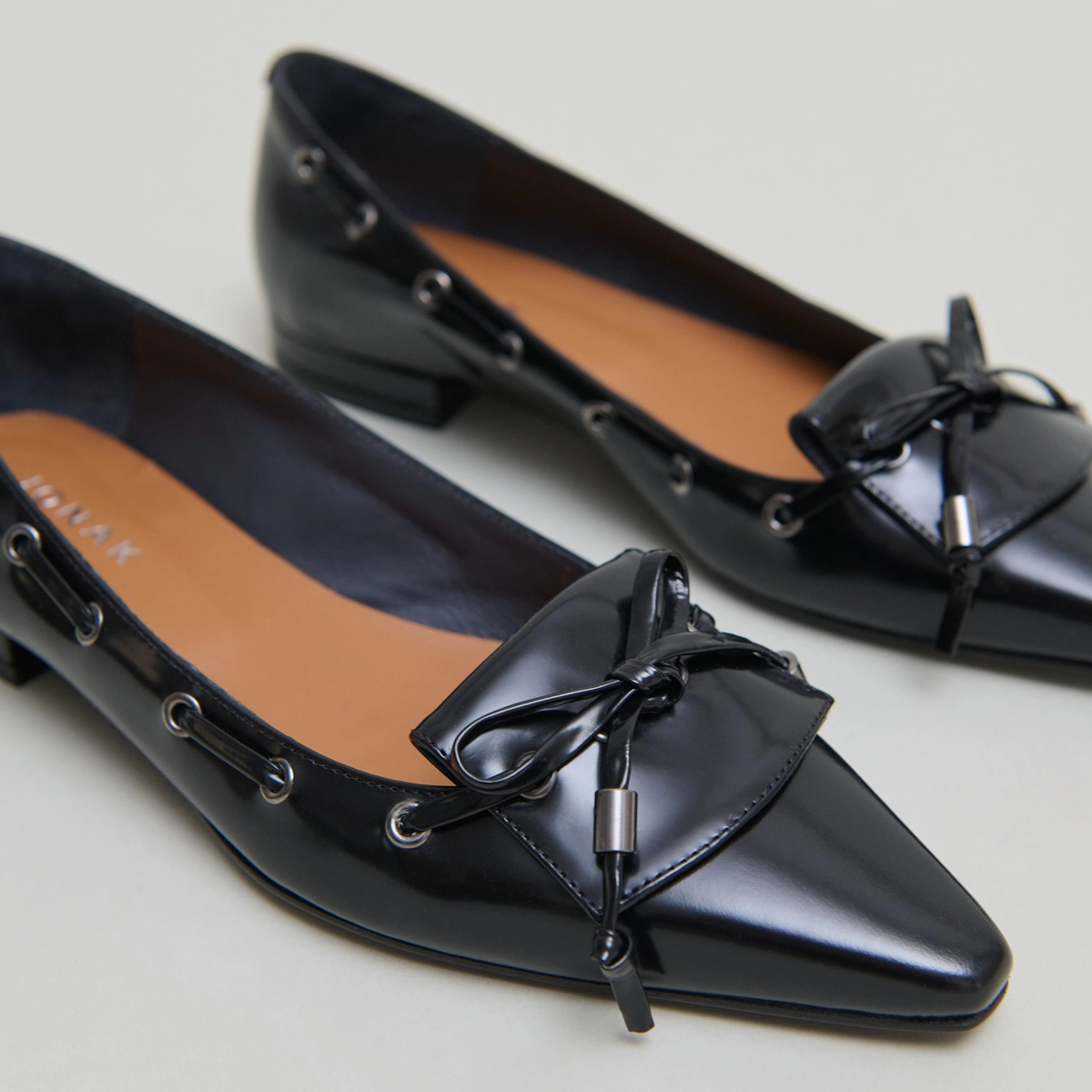 Ballerines à lacets en cuir glacé noir | DYNAMO | Jonak