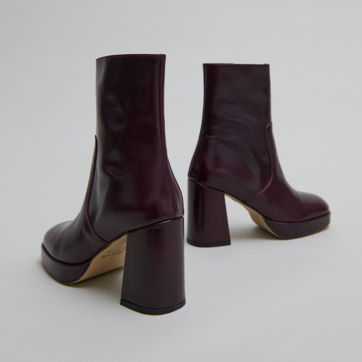 Bottines &agrave; talons et bouts carr&eacute;s en cuir bordeaux | VESNA | Jonak