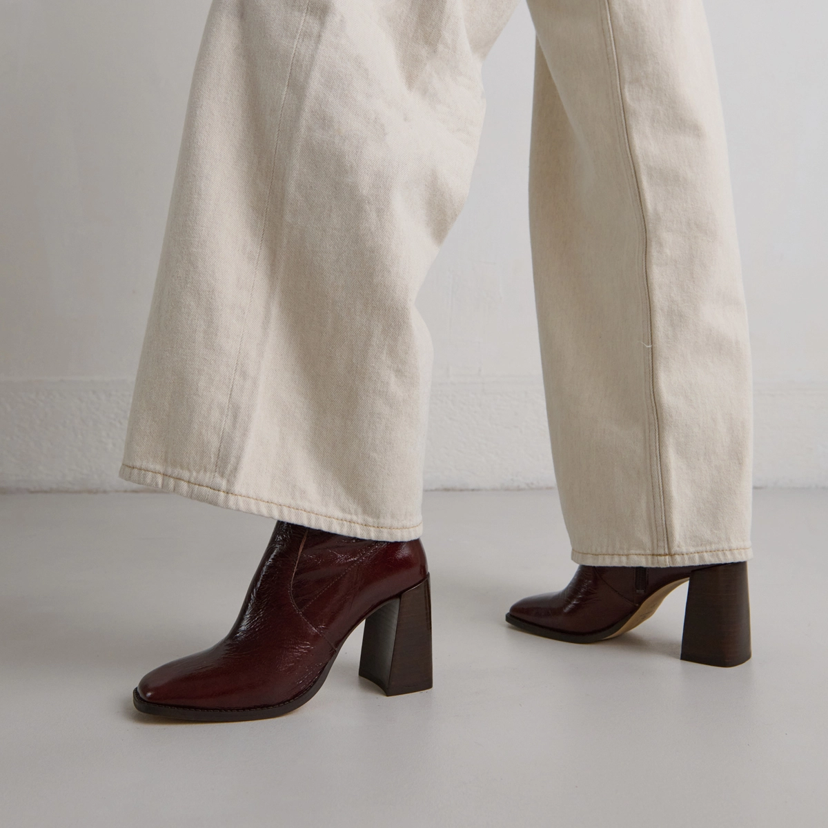 Bottines à talons et bouts carrés en cuir brillant chocolat | VIDAL | Jonak