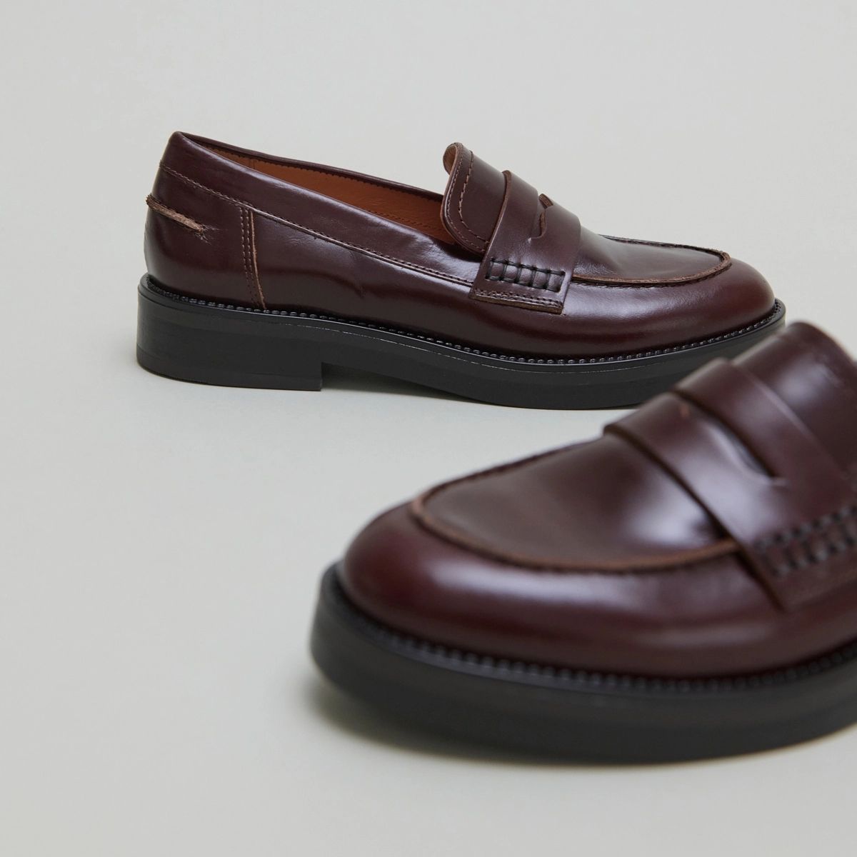 Mocassins &agrave; bouts ronds en cuir lisse marron | MIRNA | Jonak