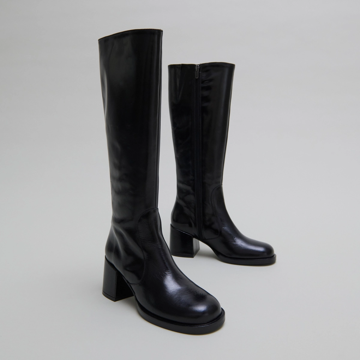 Bottes &agrave; talons et bouts arrondis en cuir noir | BIENVENUE | Jonak